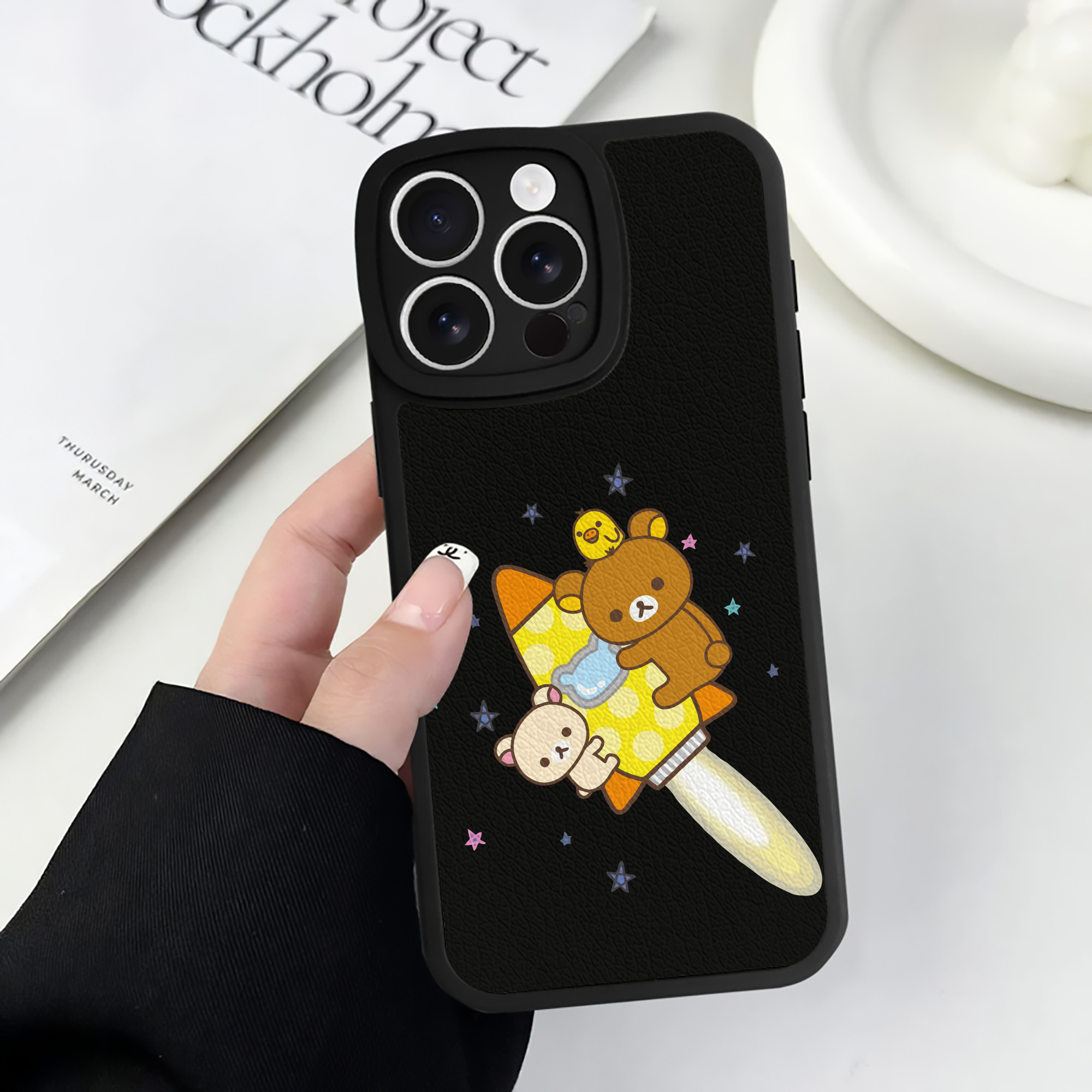 （画像用） リラックマ リラックマ キイロイトリ Rilakkuma Korilakkuma Kiiroitori 【iPhone 16シリーズ対応】シリコンスマホケース（レザー調） 材質：シリコン